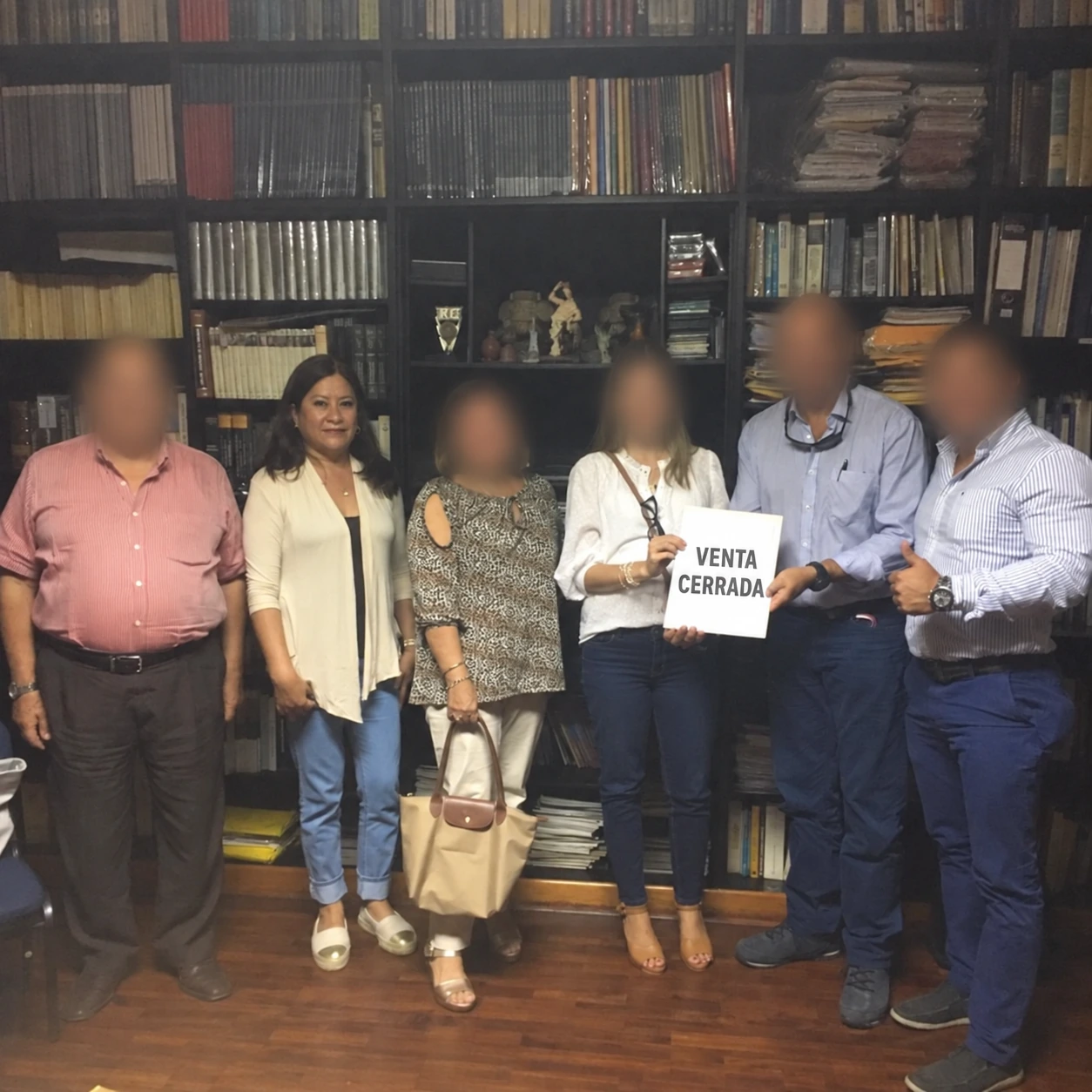 Martha junto a clientes celebrando una venta cerrada.