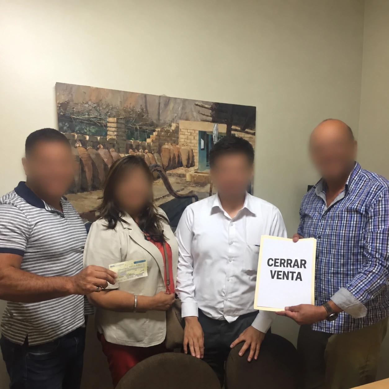 Clientes mostrando el documento de una venta cerrada.