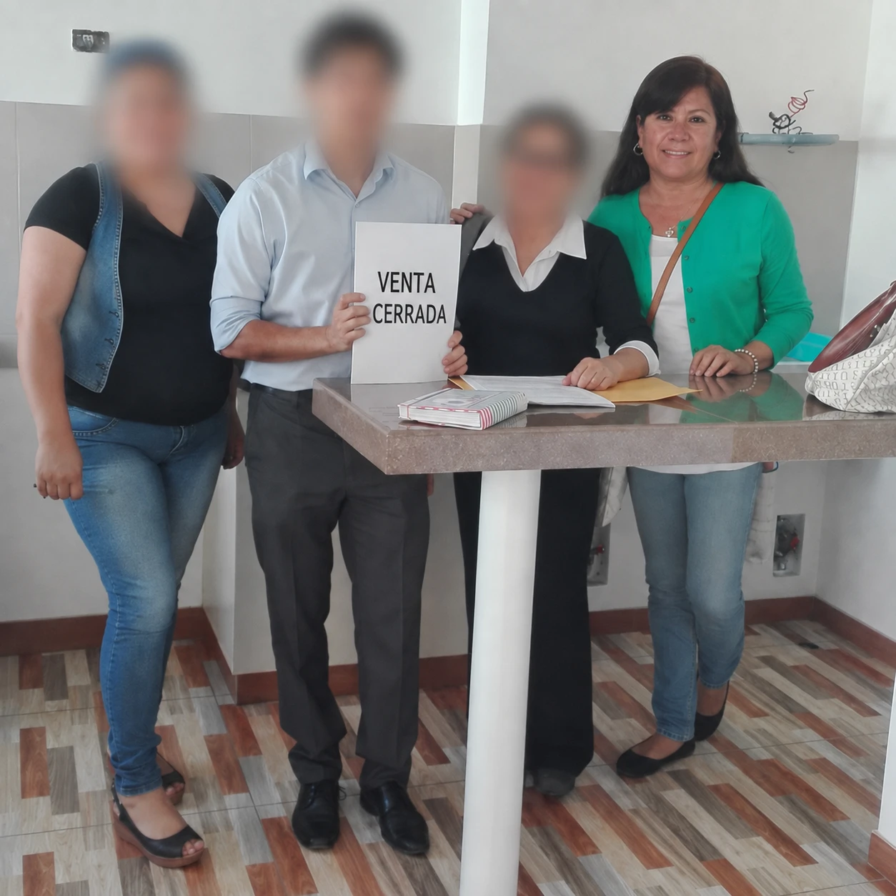Martha acompañando la revisión y firma de documentos de una propiedad.