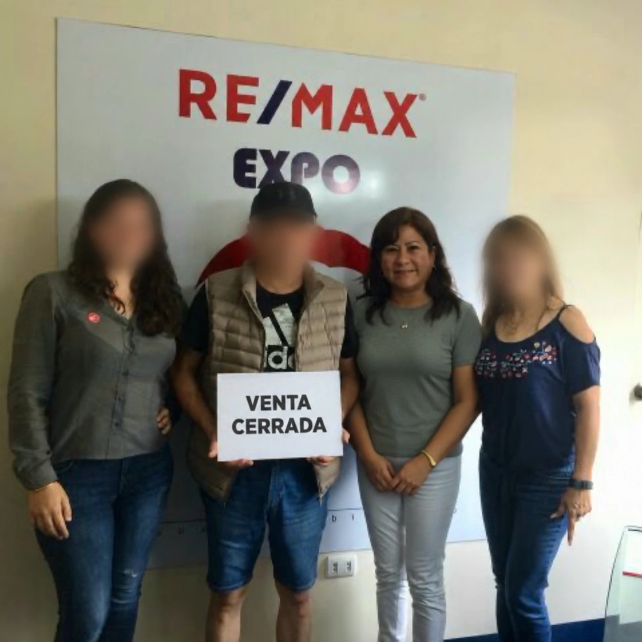 Martha en la entrega de documentación a nuevos propietarios.