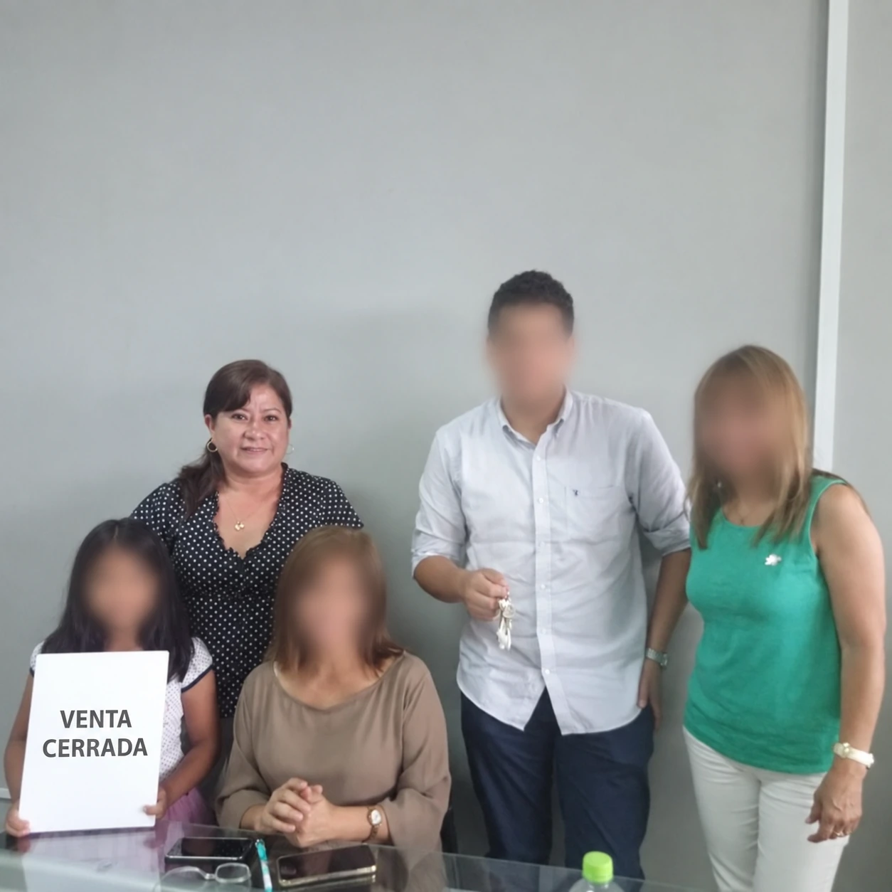 Martha acompañando a una familia durante la entrega de llaves.