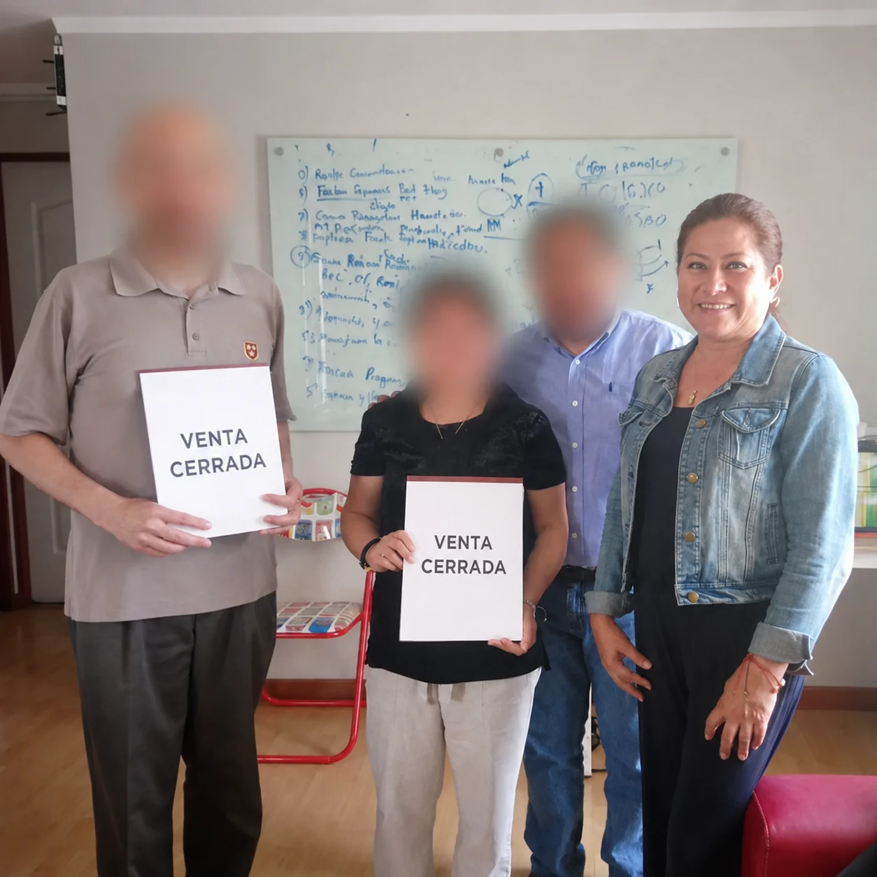Martha junto a clientes durante la entrega de documentación inmobiliaria.