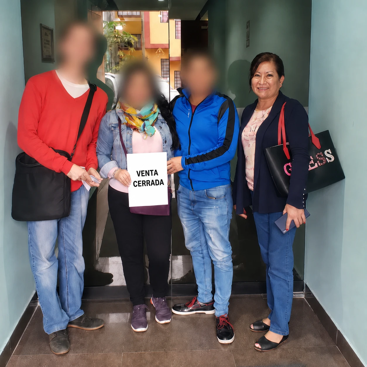 Martha con sus clientes después de gestionar la escritura de un departamento.