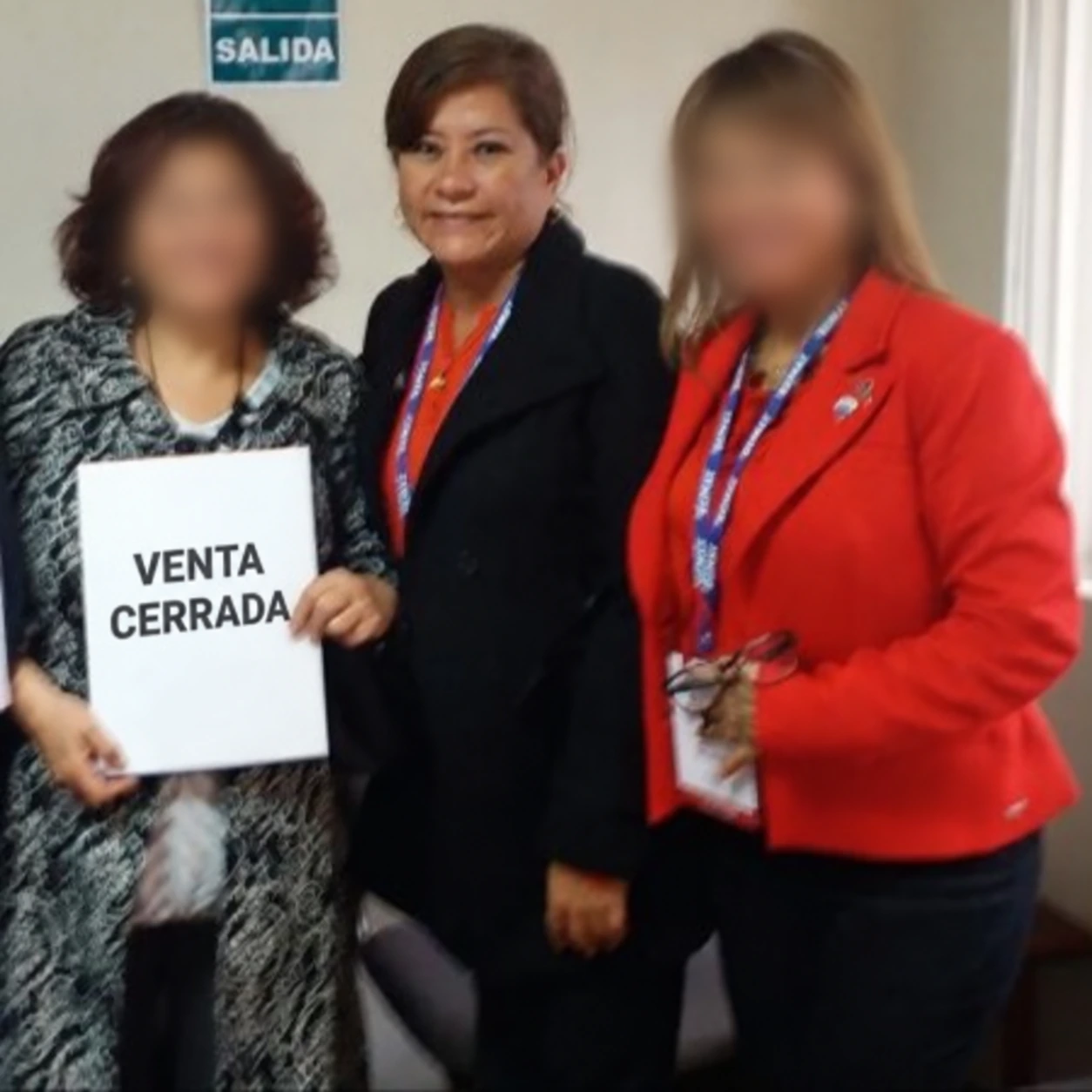 Martha junto a dos colegas durante un encuentro inmobiliario.