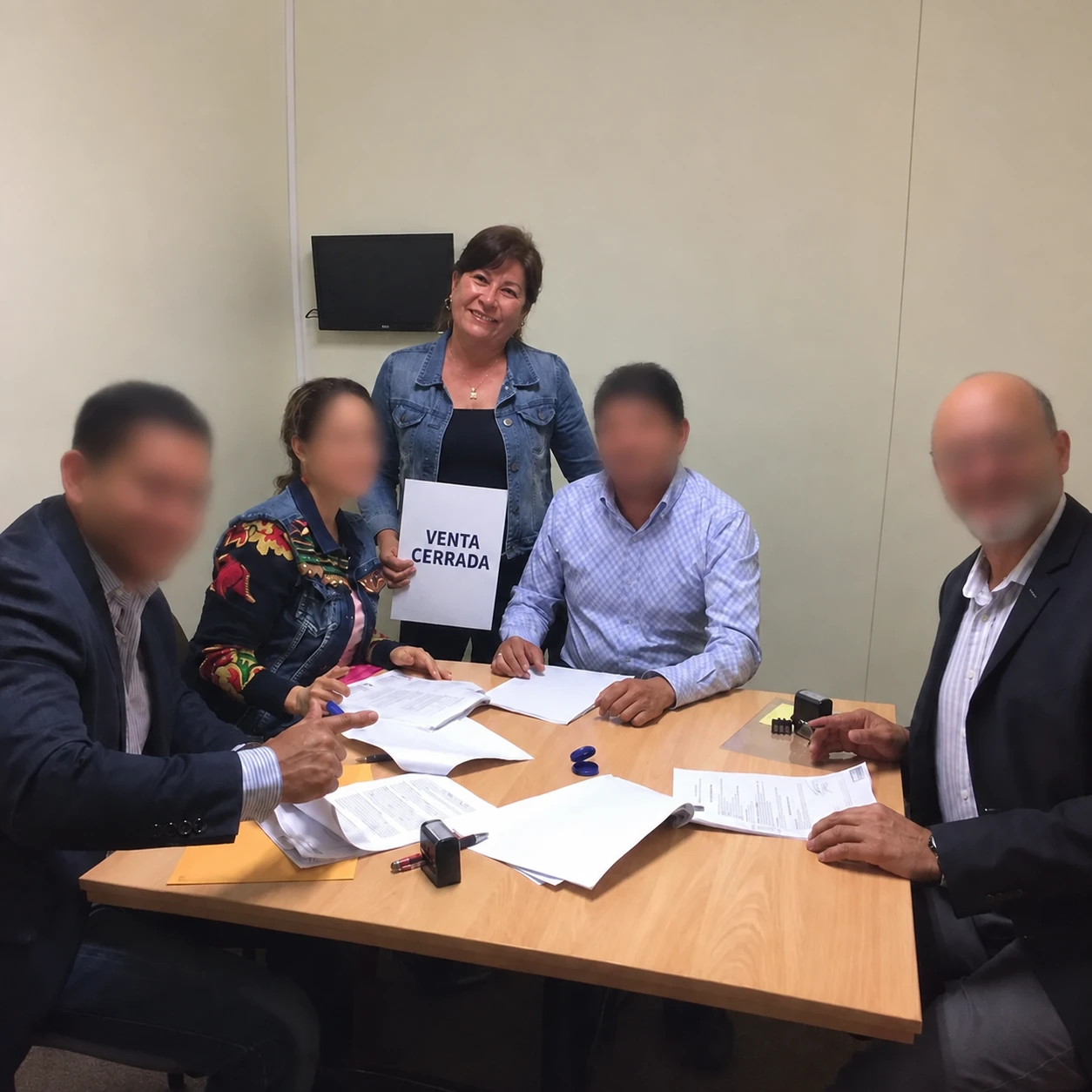 Martha acompañando una firma inmobiliaria con sus clientes.