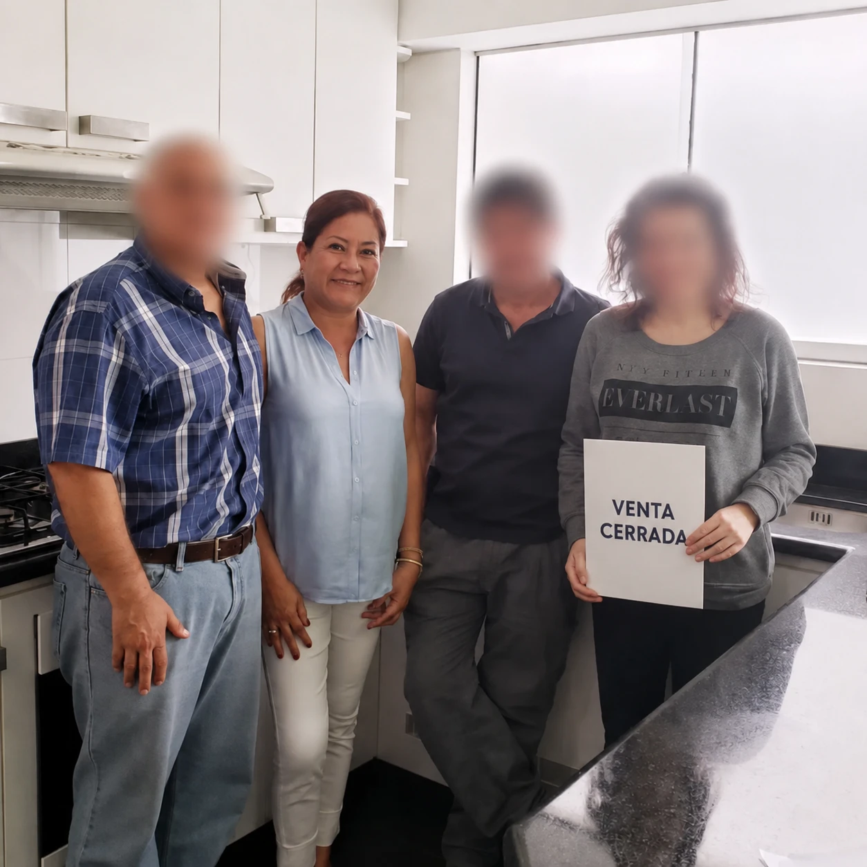 Martha con sus clientes durante una operación en Miraflores.