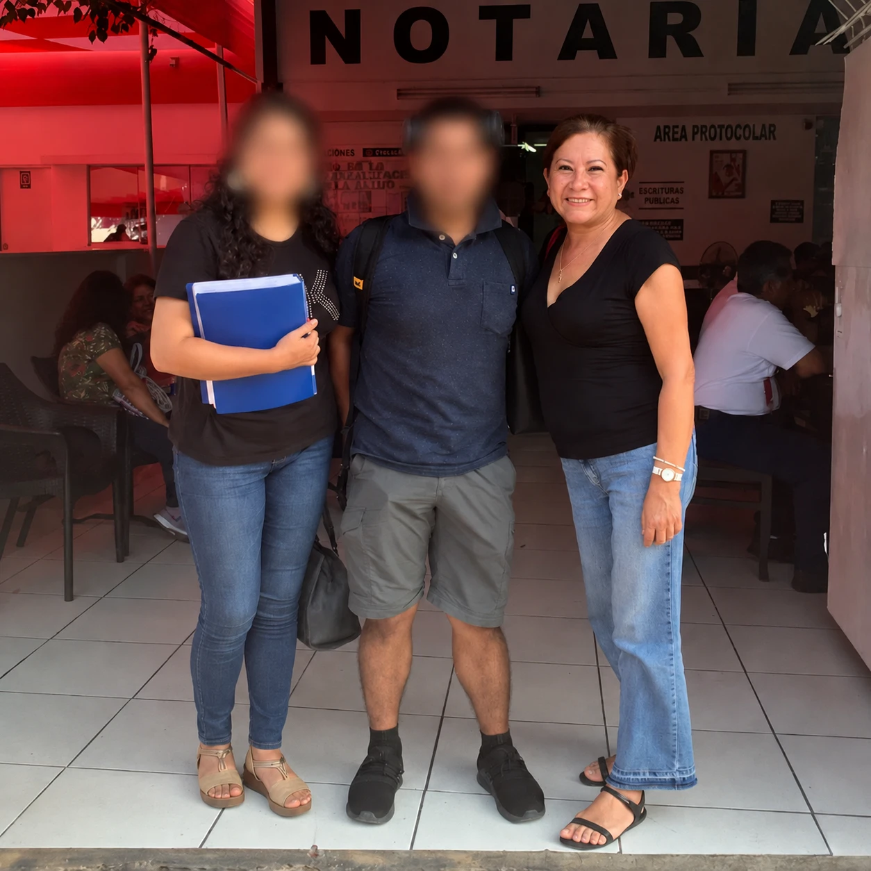 Martha junto a clientes al finalizar una gestión notarial.