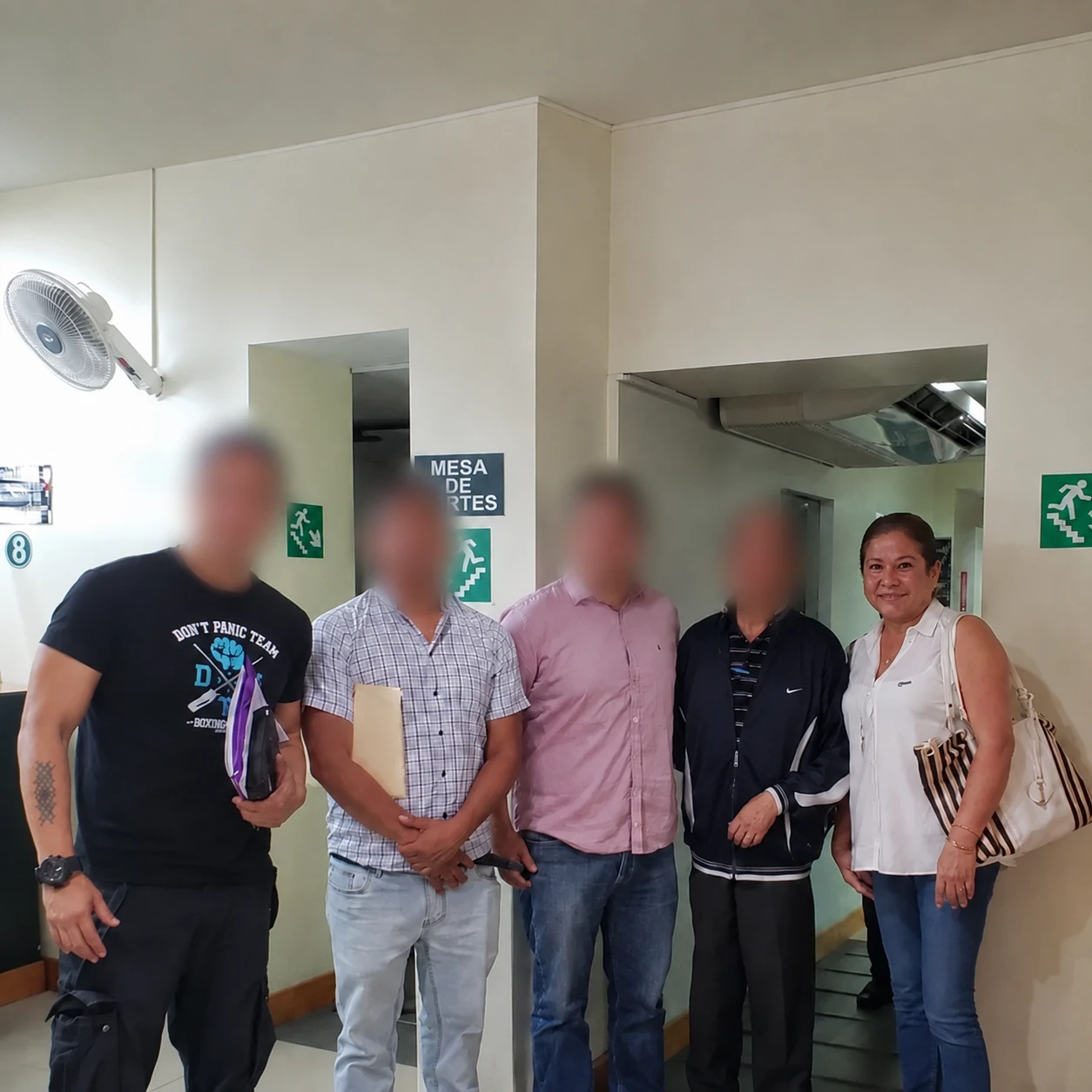 Martha acompañando a un grupo de clientes en una notaría.