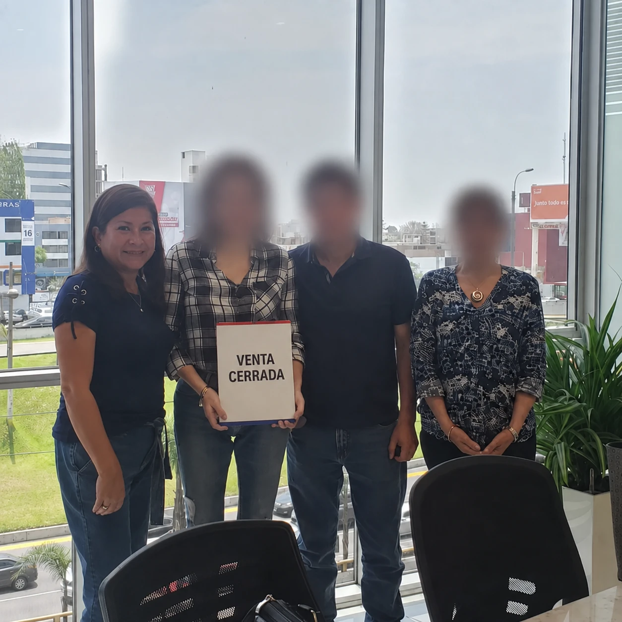 Martha acompañando a sus clientes durante una gestión inmobiliaria.