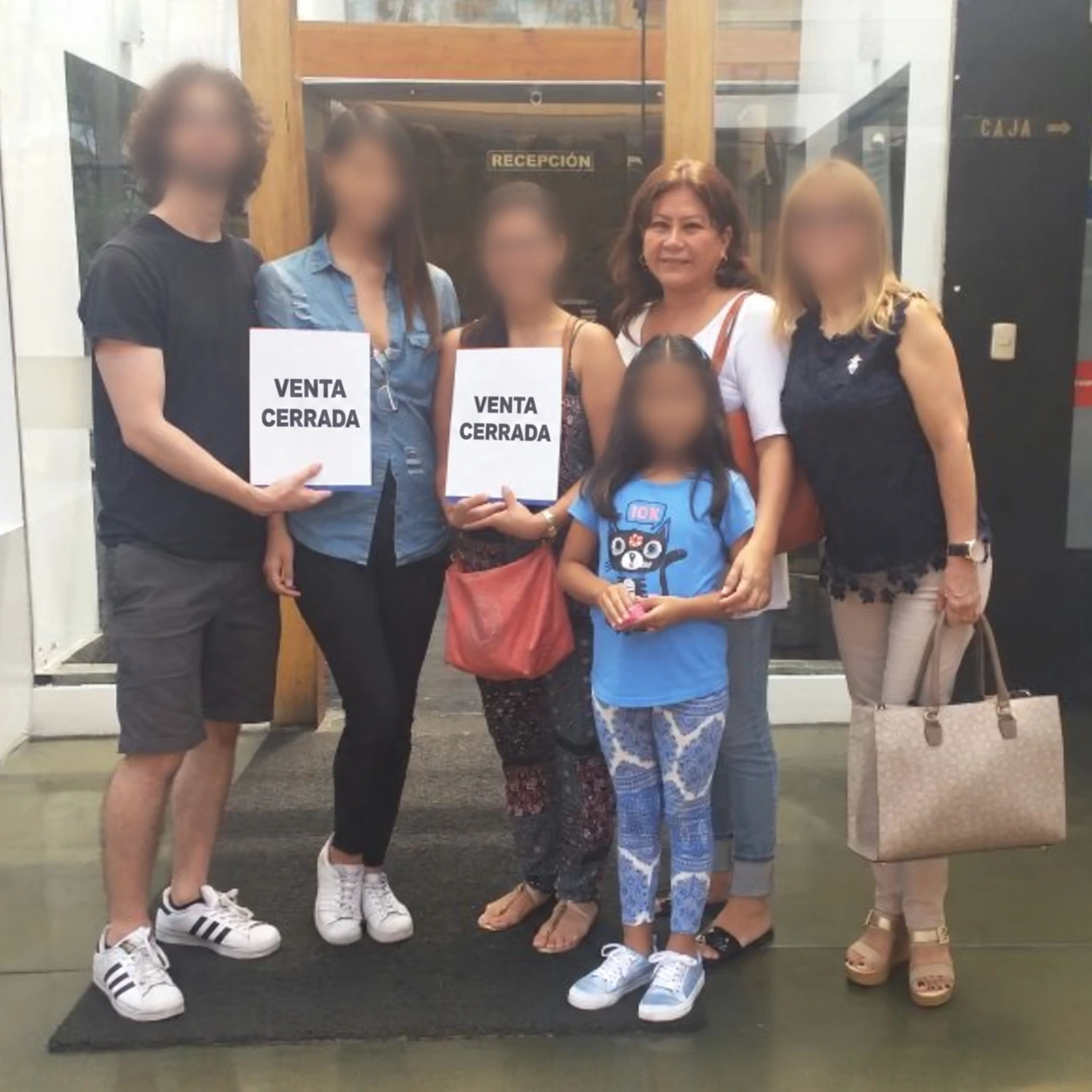 Martha junto a una familia después de culminar una gestión inmobiliaria.